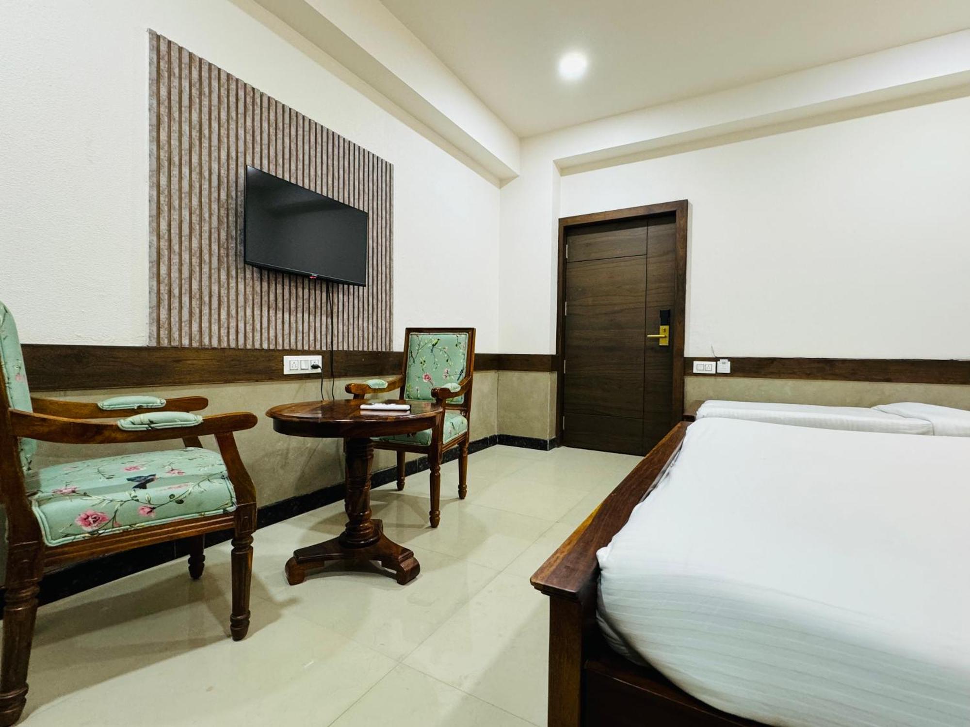 Hotel Tirth By Sonu'S اوجاين المظهر الخارجي الصورة