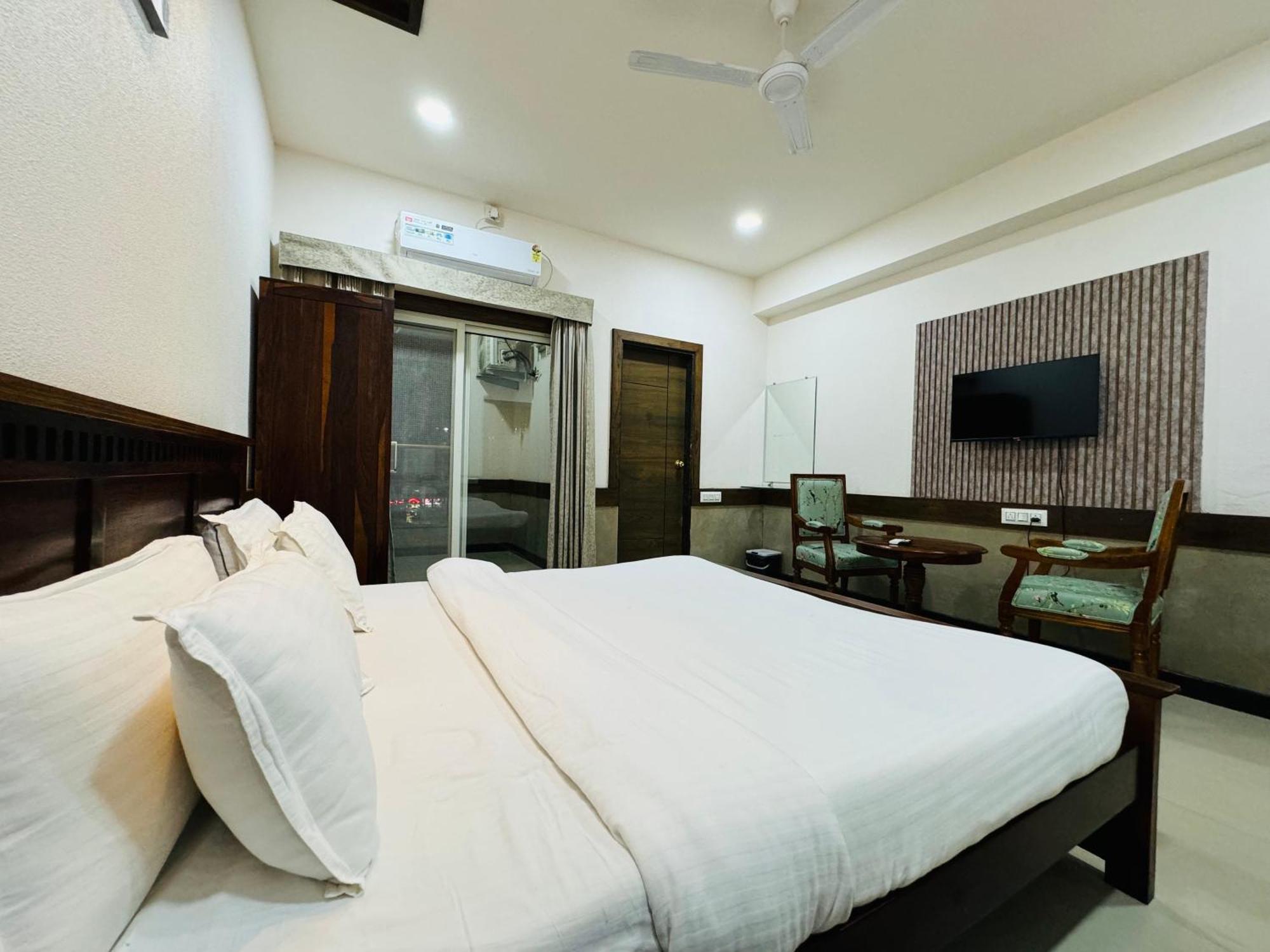 Hotel Tirth By Sonu'S اوجاين المظهر الخارجي الصورة