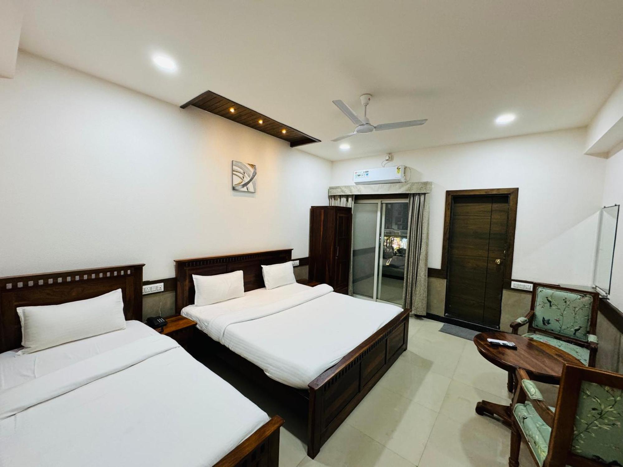 Hotel Tirth By Sonu'S اوجاين المظهر الخارجي الصورة