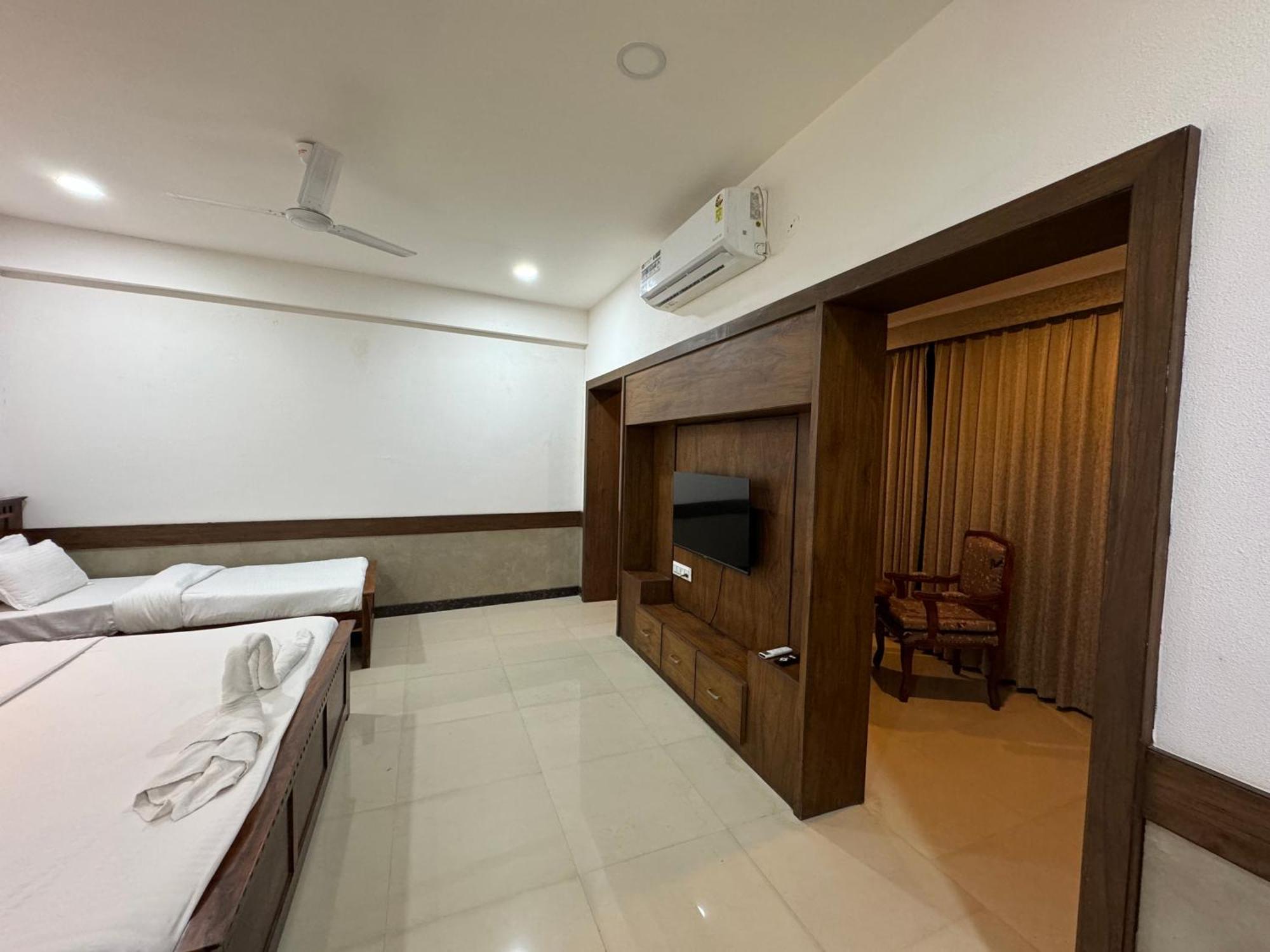 Hotel Tirth By Sonu'S اوجاين المظهر الخارجي الصورة