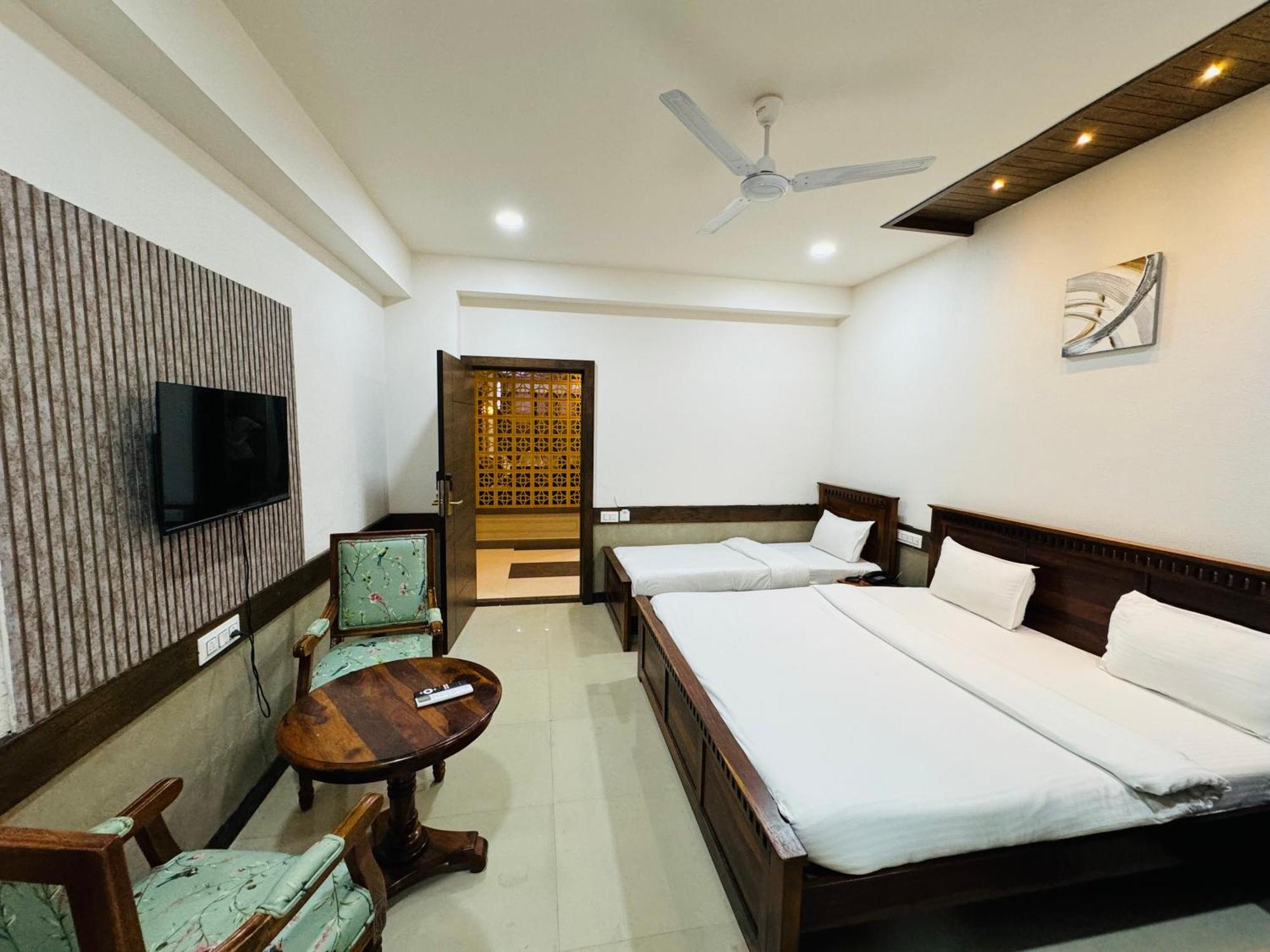 Hotel Tirth By Sonu'S اوجاين المظهر الخارجي الصورة