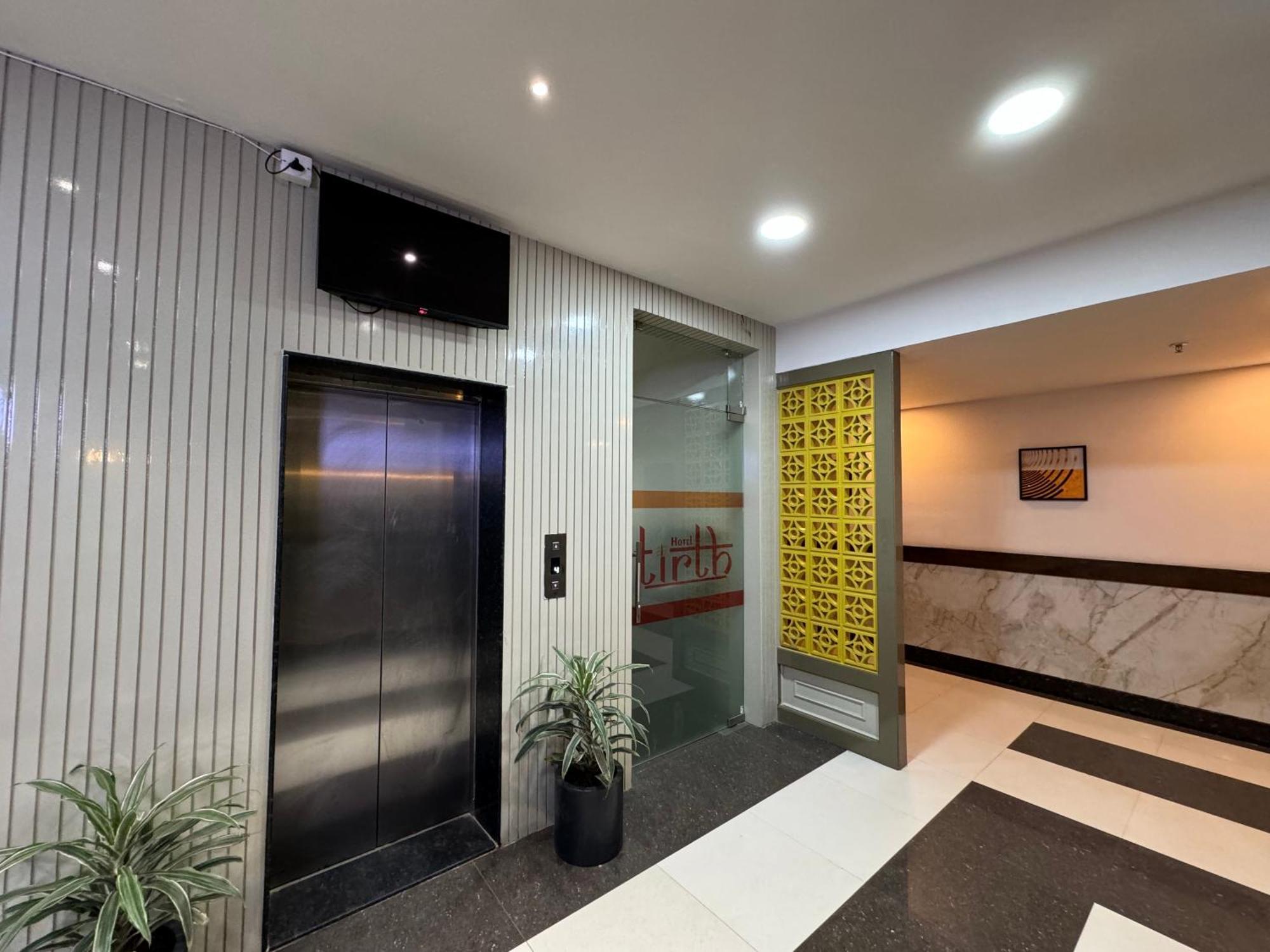Hotel Tirth By Sonu'S اوجاين المظهر الخارجي الصورة
