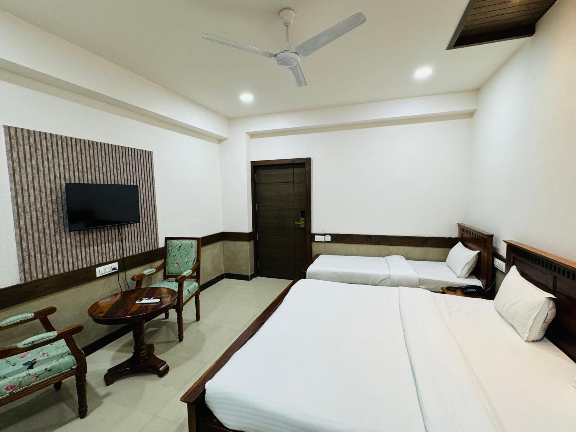 Hotel Tirth By Sonu'S اوجاين الغرفة الصورة