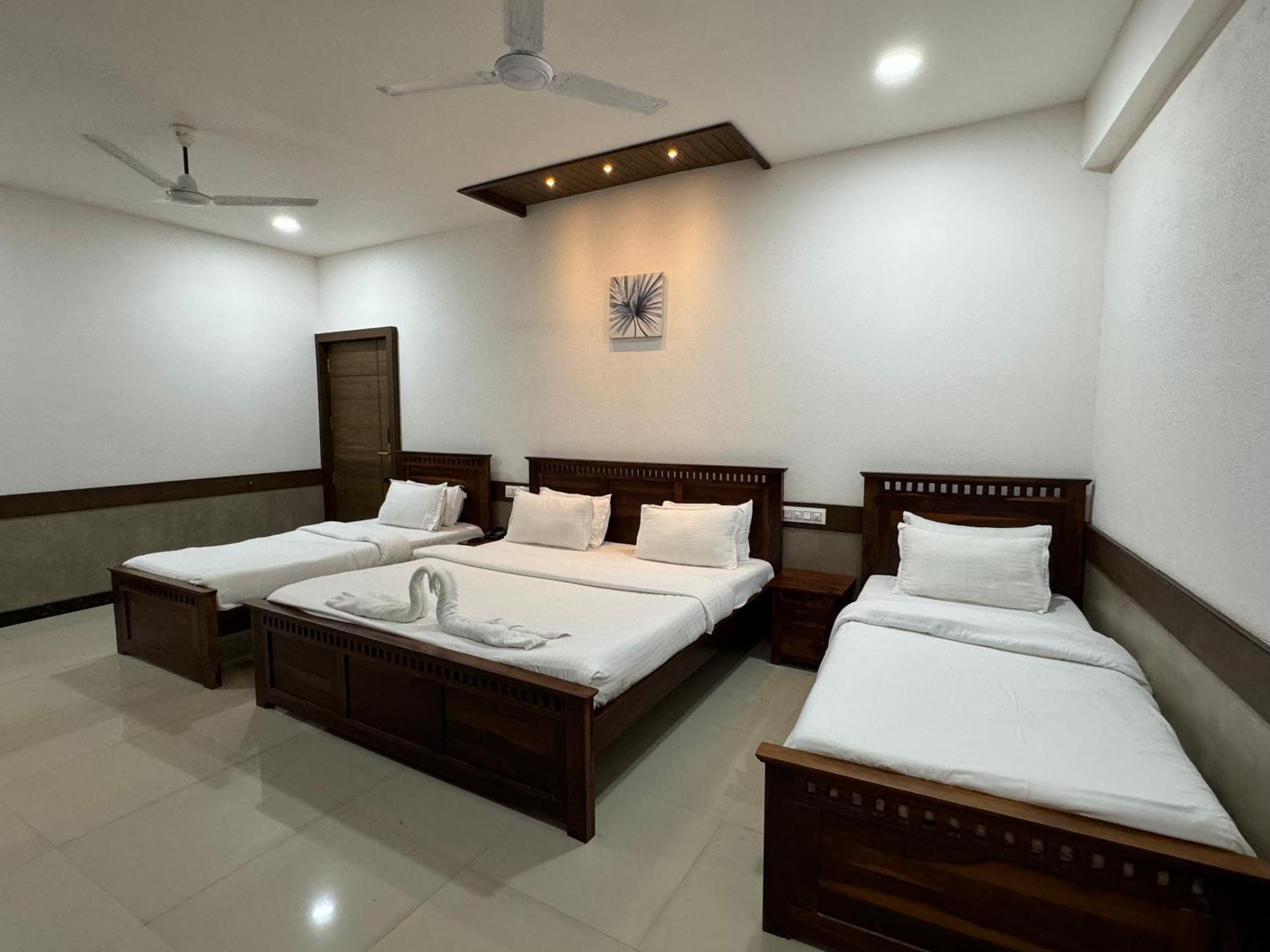 Hotel Tirth By Sonu'S اوجاين الغرفة الصورة