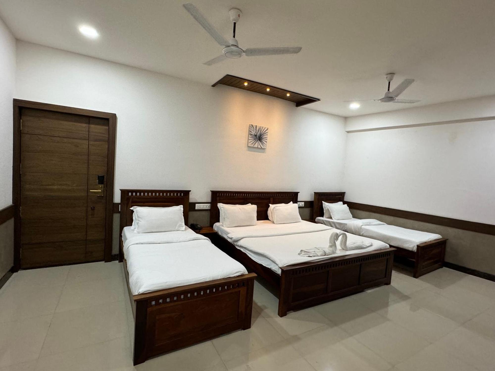 Hotel Tirth By Sonu'S اوجاين الغرفة الصورة